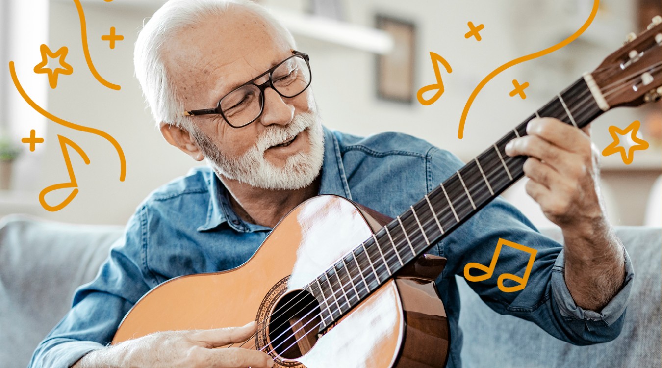 Mann spielt Gitarre auf dem Sofa