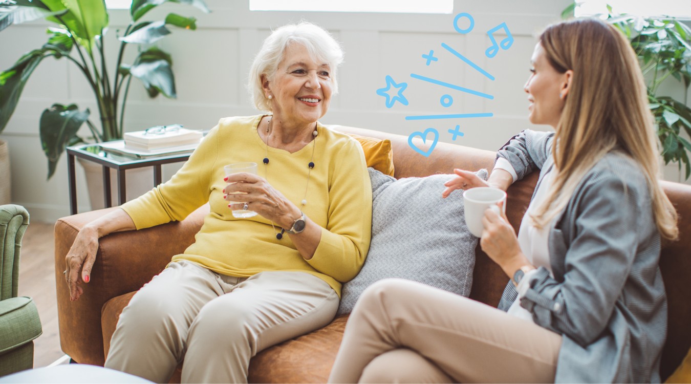 zwei Damen auf dem Sofa