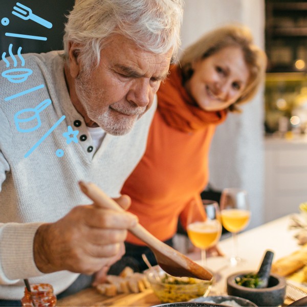 Un couple en train de faire la cuisine