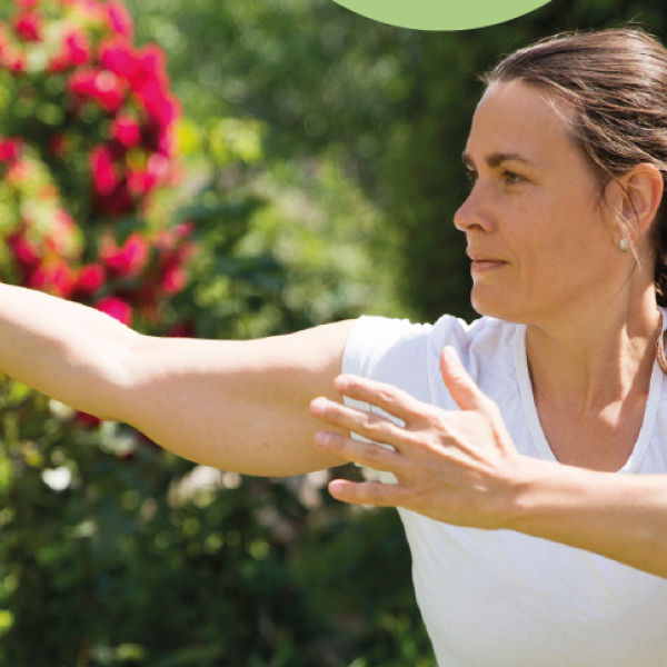 Frau macht Qigong