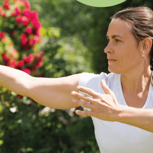 Une dame fait Qigong