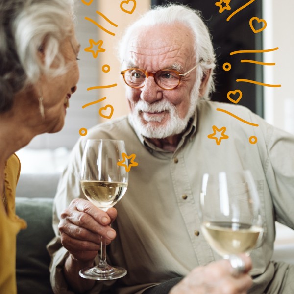 Altes Ehepaar trinkt Wein
