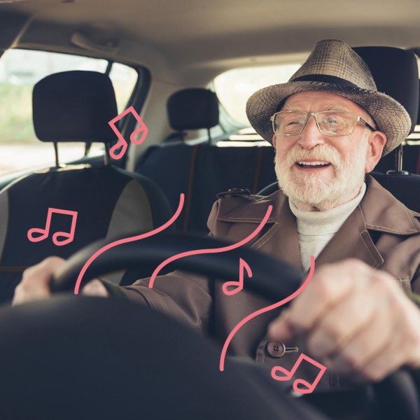 Älterer Mann fährt im Auto