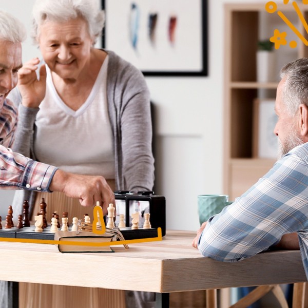 Senioren beim Schach spielen