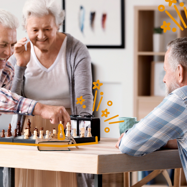 Senioren beim Schach spielen