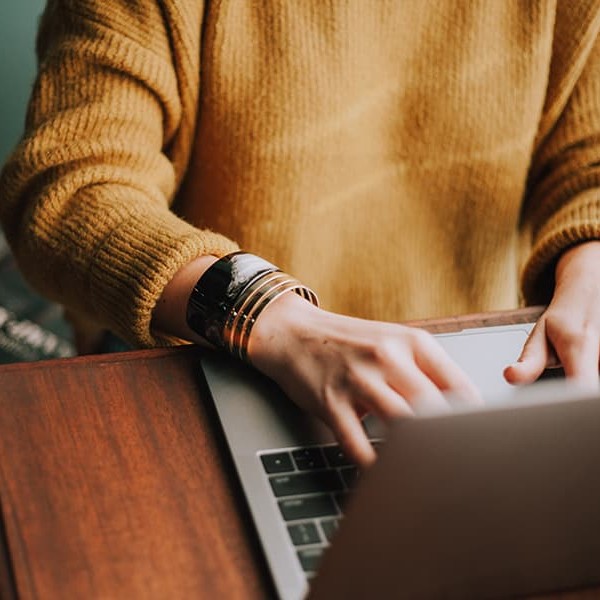 Eine Frau am Laptop