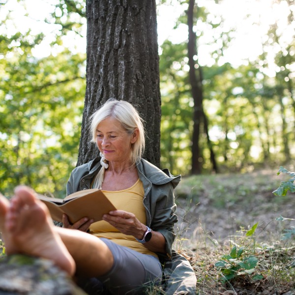 Frau liest ein Buch