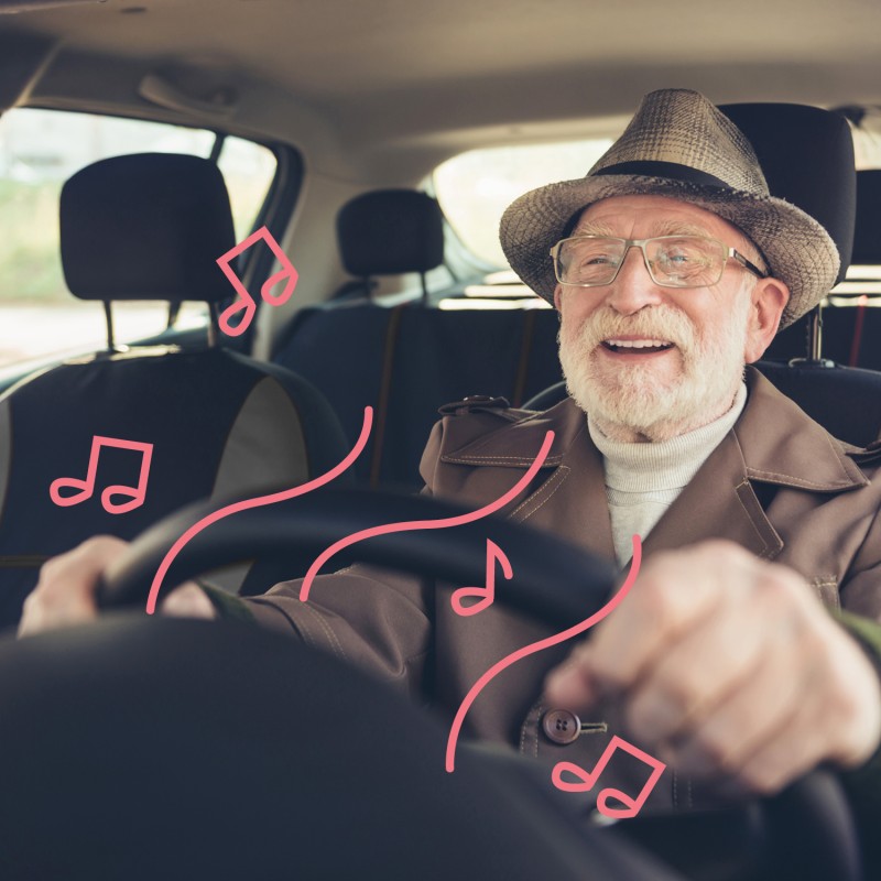 Mann hört Musik im Auto