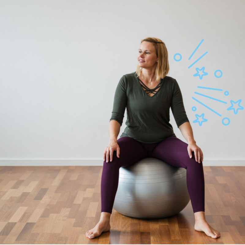 Pilatesinstruktorin auf Gymnastikball.